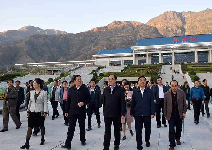 全國、省市政協(xié)委員體驗蘭渝鐵路、視察階州廣場