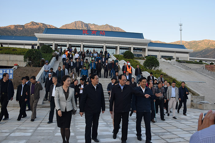 全國、省市政協(xié)委員體驗蘭渝鐵路、視察階州廣場