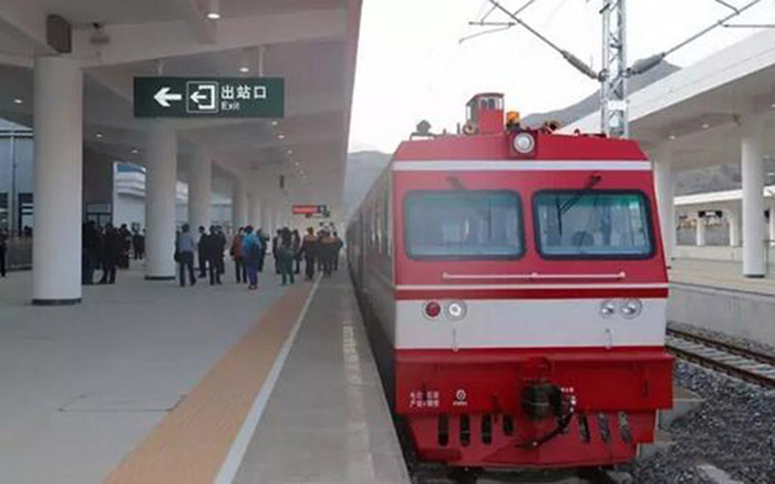 全國、省市政協(xié)委員體驗蘭渝鐵路、視察階州廣場