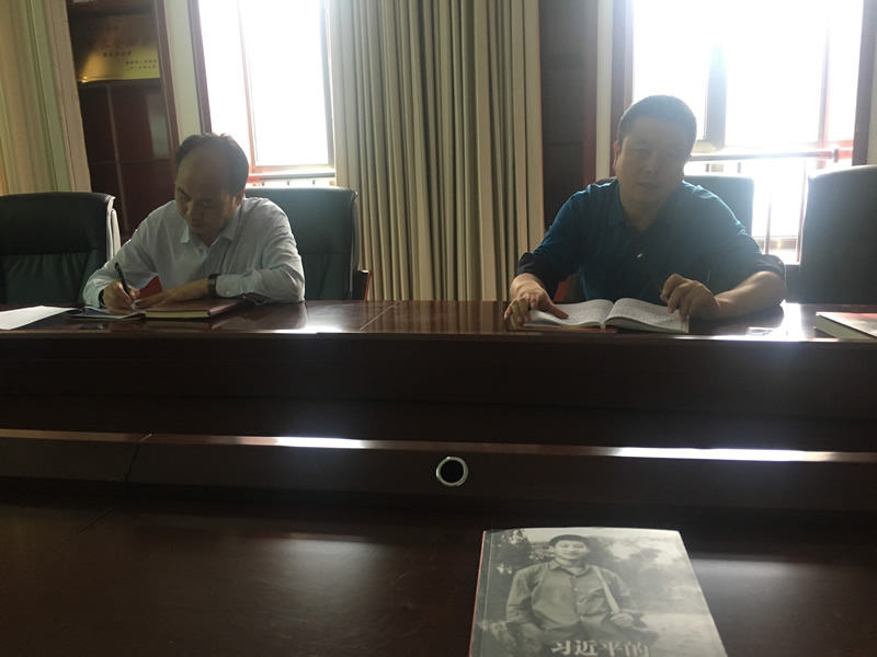 市龍江城鄉(xiāng)發(fā)展集團公司集體學(xué)習《習近平的七年知青歲月》并觀看《巡視利劍》專題片