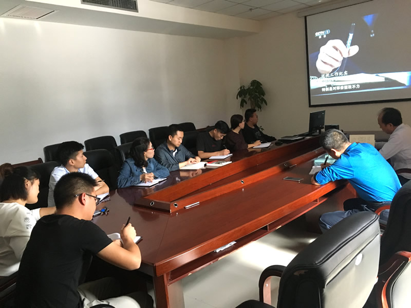 市龍江城鄉(xiāng)發(fā)展集團公司集體學(xué)習《習近平的七年知青歲月》并觀看《巡視利劍》專題片