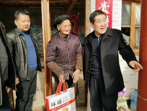 市龍江集團在文縣橋頭鎮(zhèn)安子坡村開展“解難題、辦實事、送溫暖”活動