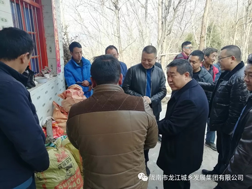 市龍江集團在文縣橋頭鎮(zhèn)安子坡村開展“解難題、辦實事、送溫暖”活動